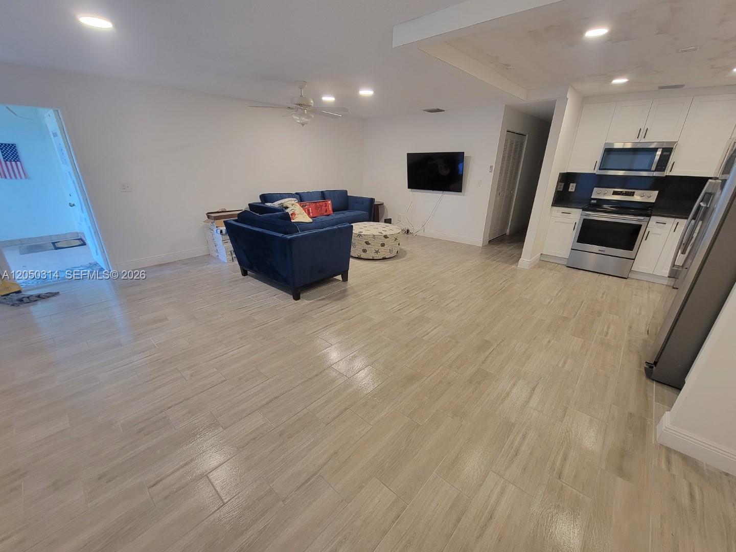 Listing photo 4 for 1009 NW 88th Ave Unit#B87, Plantation, FL, 33322