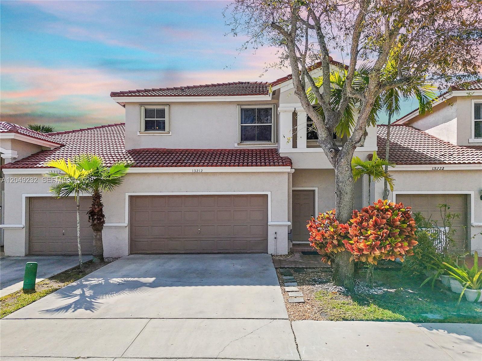 Listing photo 3 for 13212 NW 8th St Unit#13212, Pembroke Pines, FL, 33028