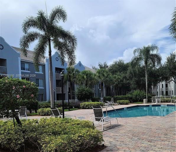 Listing photo 1 for 11185 SW 6th St Unit#201, Pembroke Pines, FL, 33025