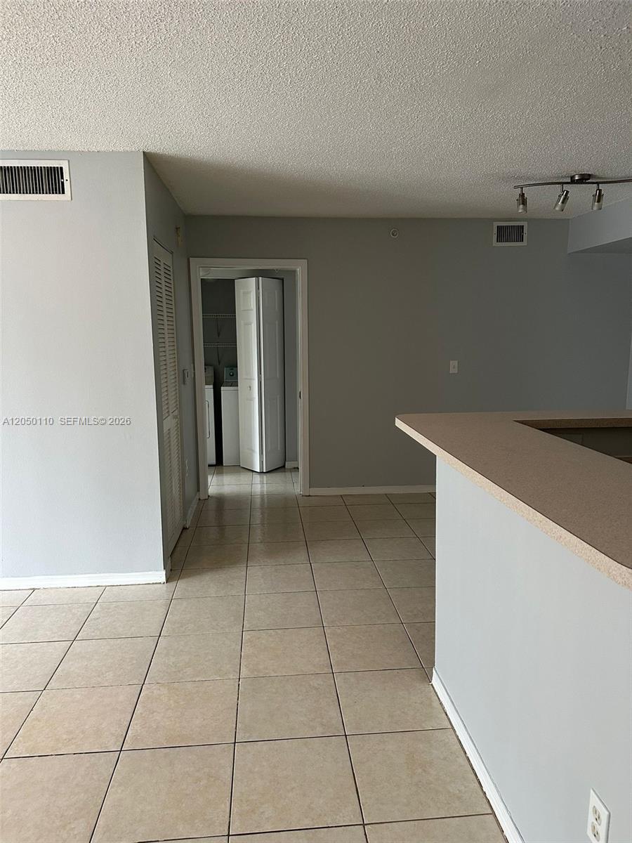Listing photo 2 for 11185 SW 6th St Unit#201, Pembroke Pines, FL, 33025