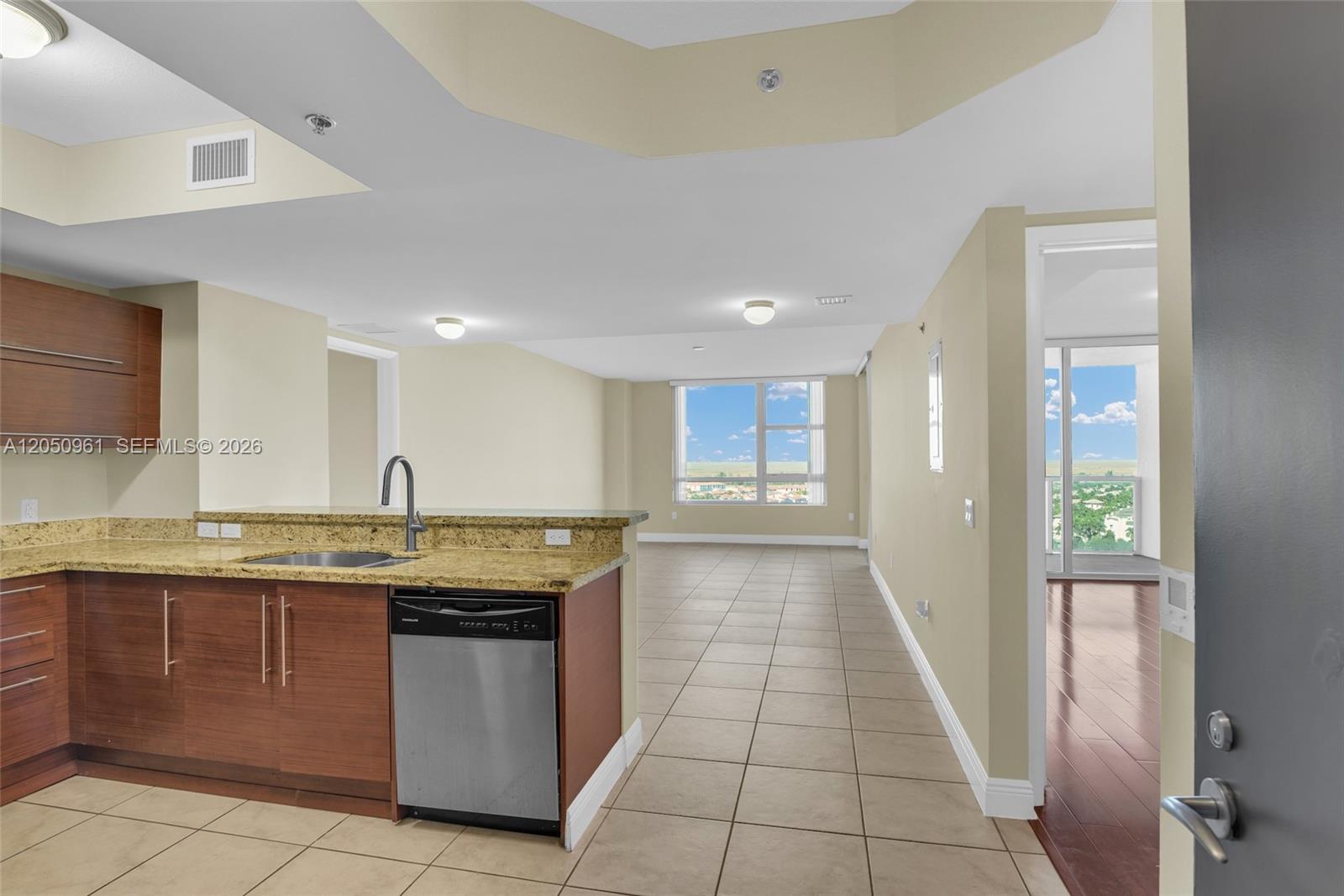 Listing photo 2 for 2681 N Flamingo Rd Unit#1903S, Sunrise, FL, 33323