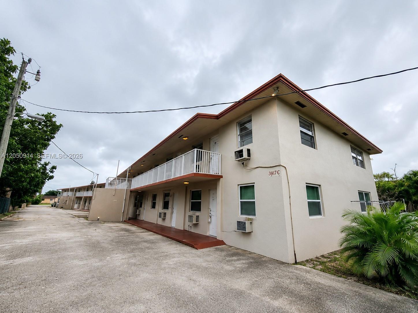Listing photo 3 for 2917 Plunkett St Unit#17C, Hollywood, FL, 33020