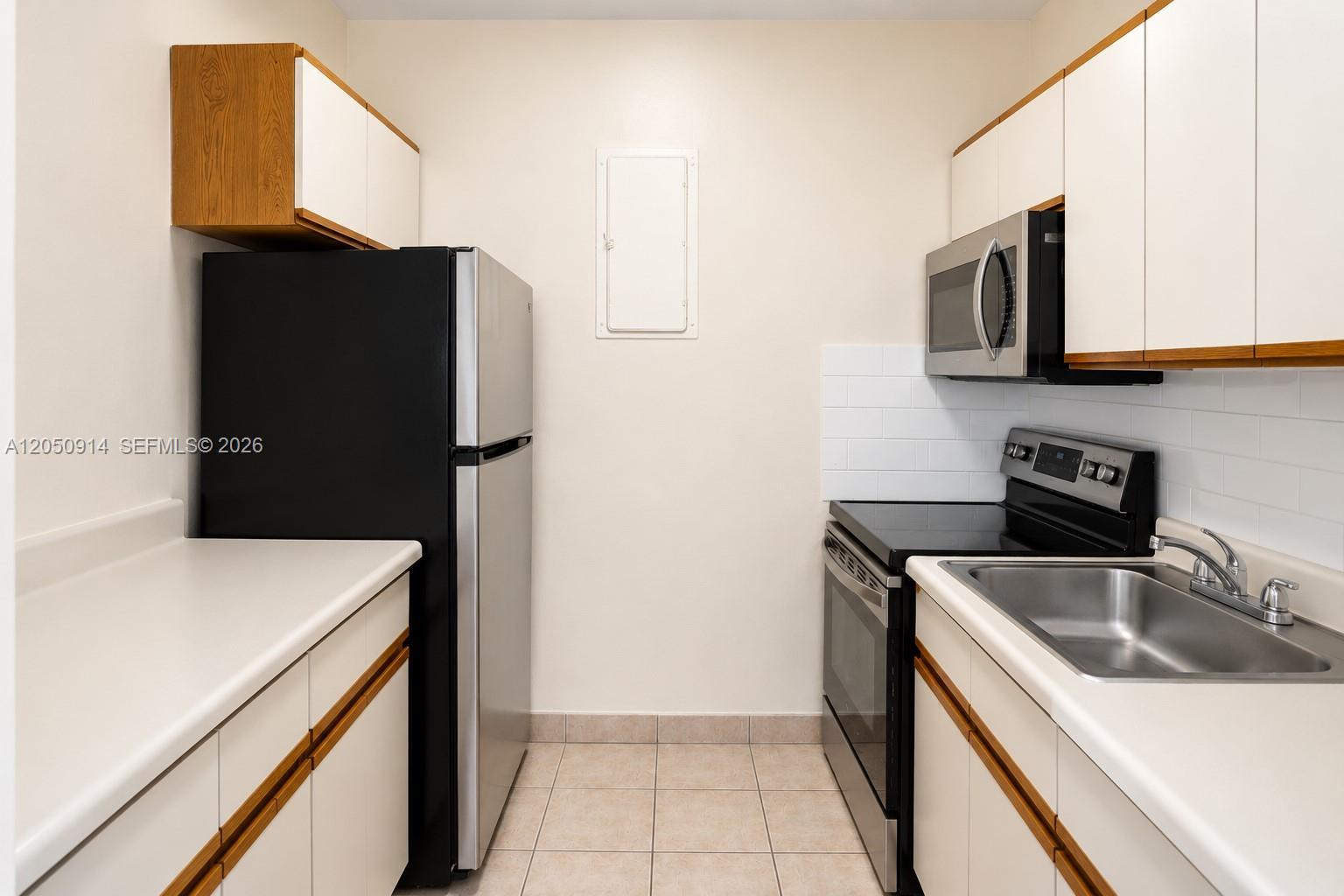 Listing photo 5 for 2917 Plunkett St Unit#17C, Hollywood, FL, 33020
