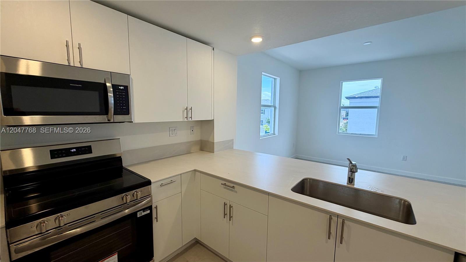 Listing photo 2 for 15601 SW 280 Unit#1, Miami, FL, 33032