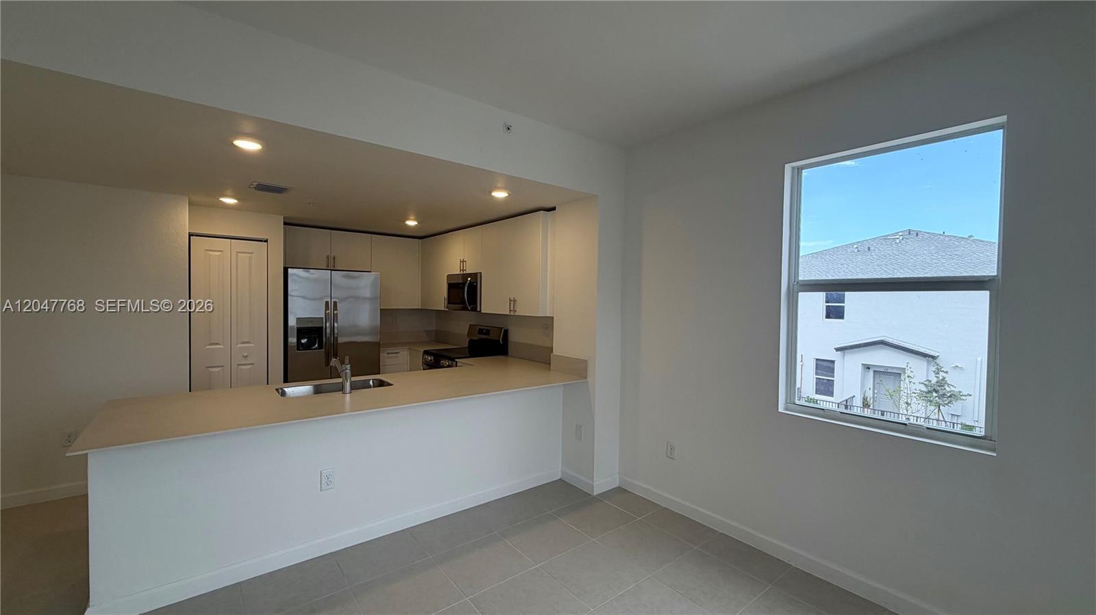 Listing photo 3 for 15601 SW 280 Unit#1, Miami, FL, 33032