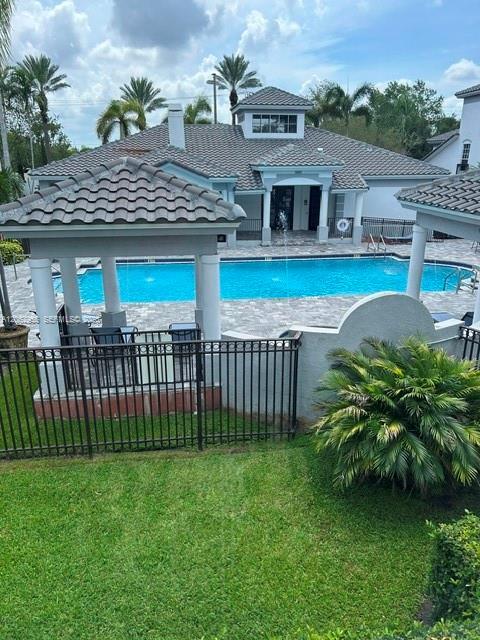 Listing photo 1 for 725 SW 148th Ave Unit#503, Sunrise, FL, 33325