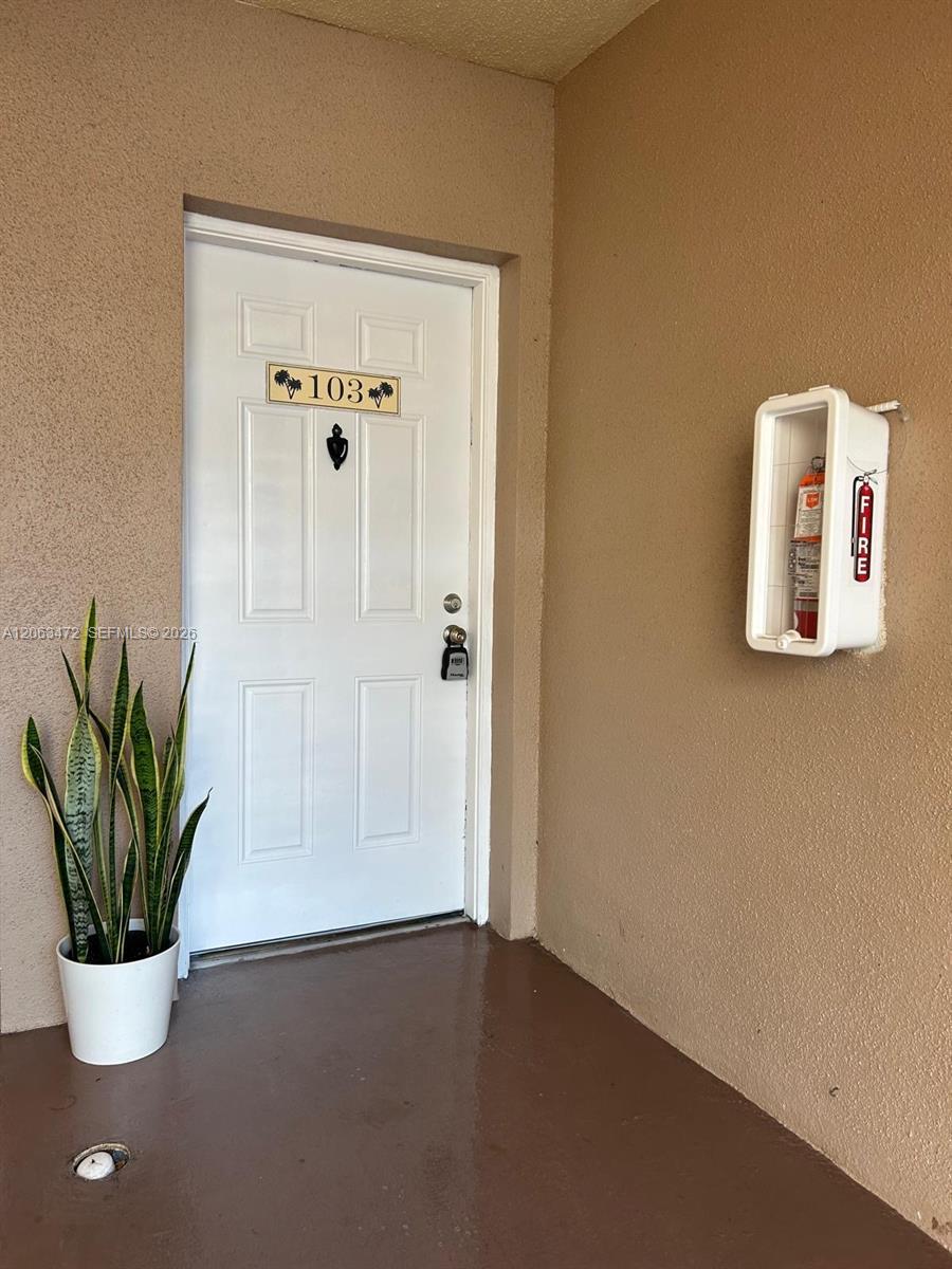 Listing photo 2 for 815 W Boynton Beach Blvd Unit#5-103, Boynton Beach, FL, 33426