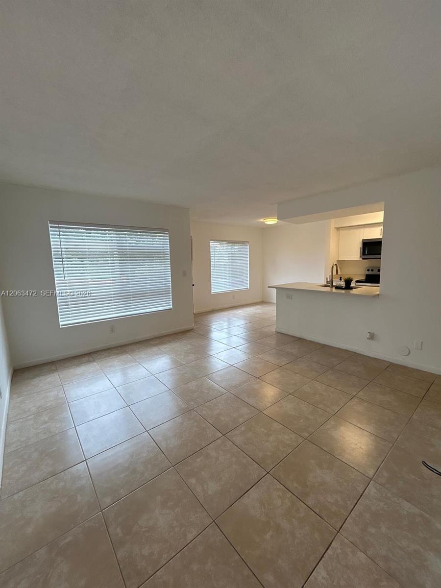 Listing photo 4 for 815 W Boynton Beach Blvd Unit#5-103, Boynton Beach, FL, 33426