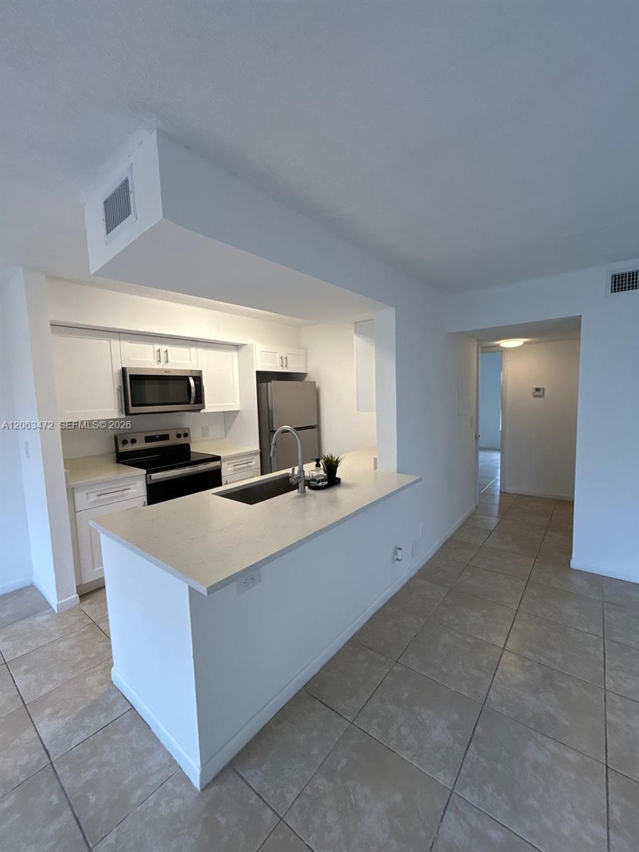 Listing photo 5 for 815 W Boynton Beach Blvd Unit#5-103, Boynton Beach, FL, 33426