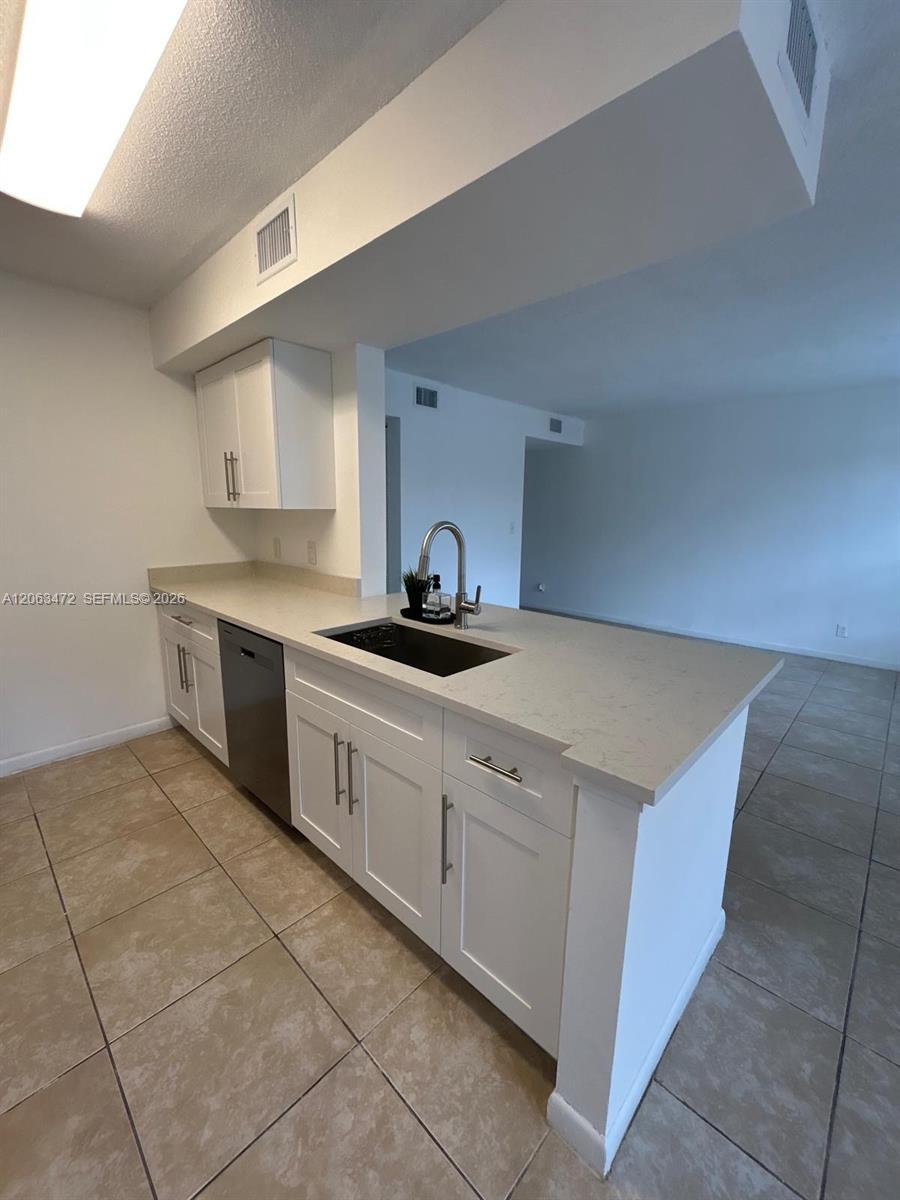 Listing photo 7 for 815 W Boynton Beach Blvd Unit#5-103, Boynton Beach, FL, 33426