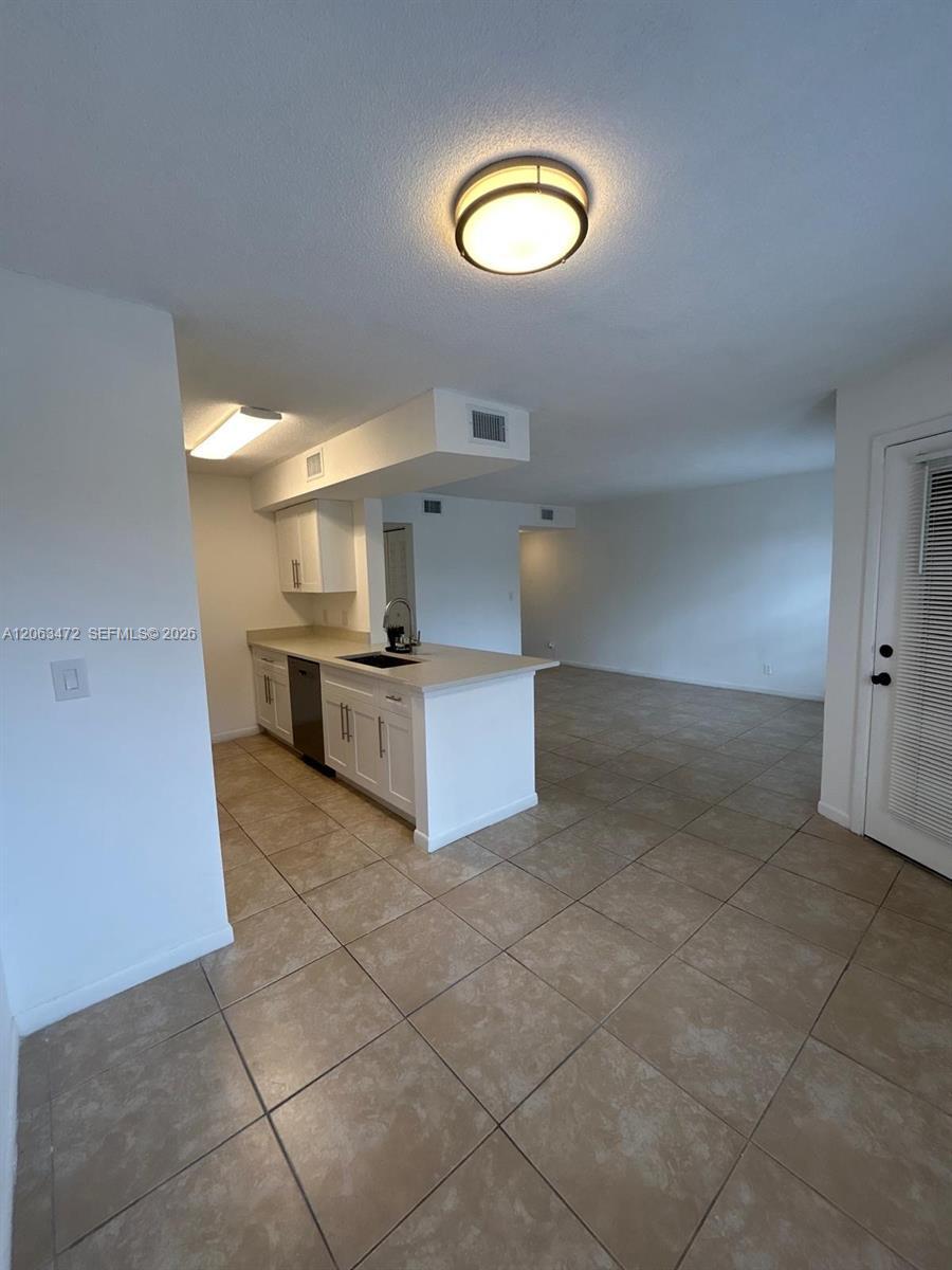 Listing photo 9 for 815 W Boynton Beach Blvd Unit#5-103, Boynton Beach, FL, 33426