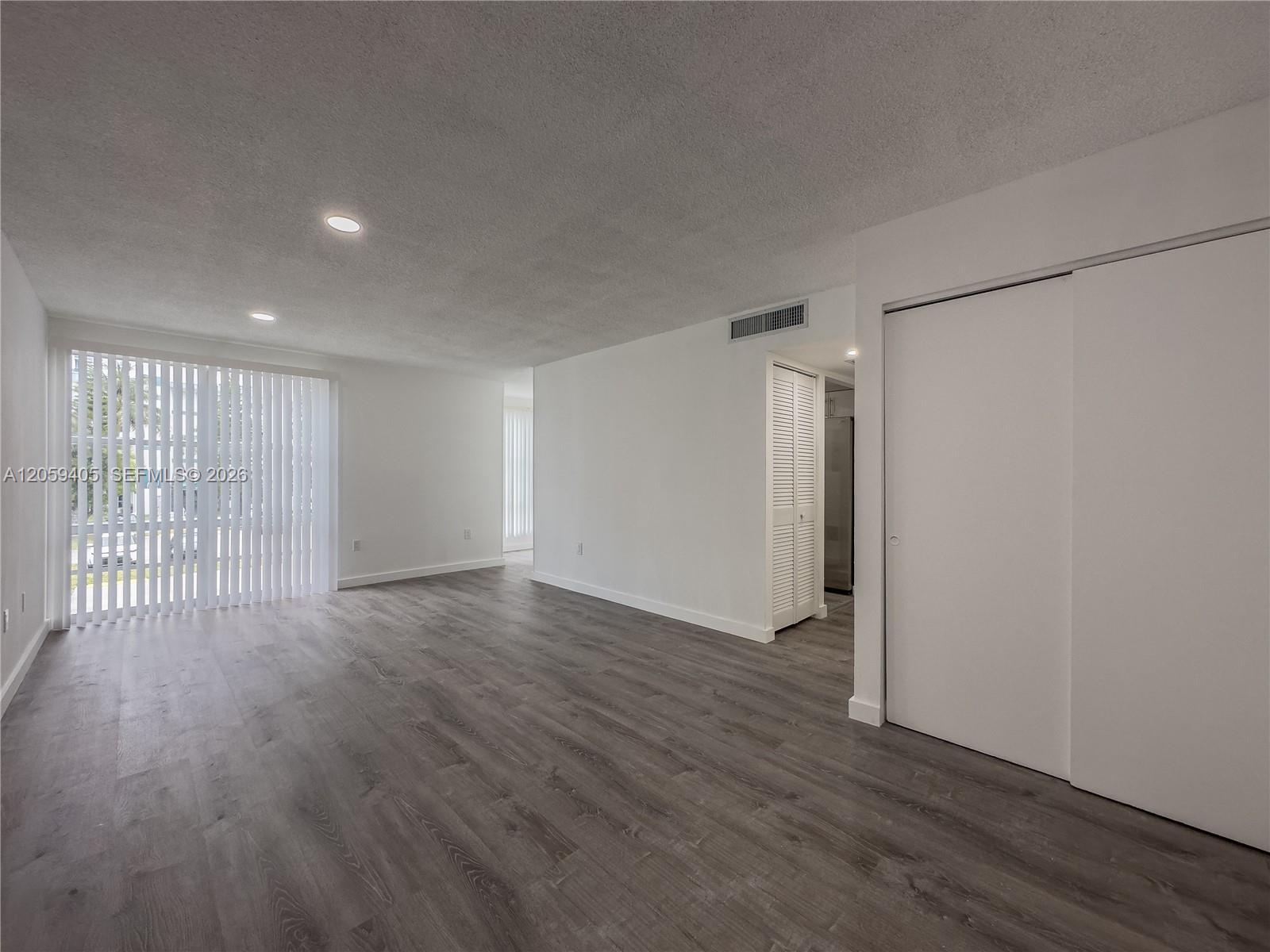 Listing photo 4 for 17570 Atlantic Blvd Unit#210, Sunny Isles Beach, FL, 33160