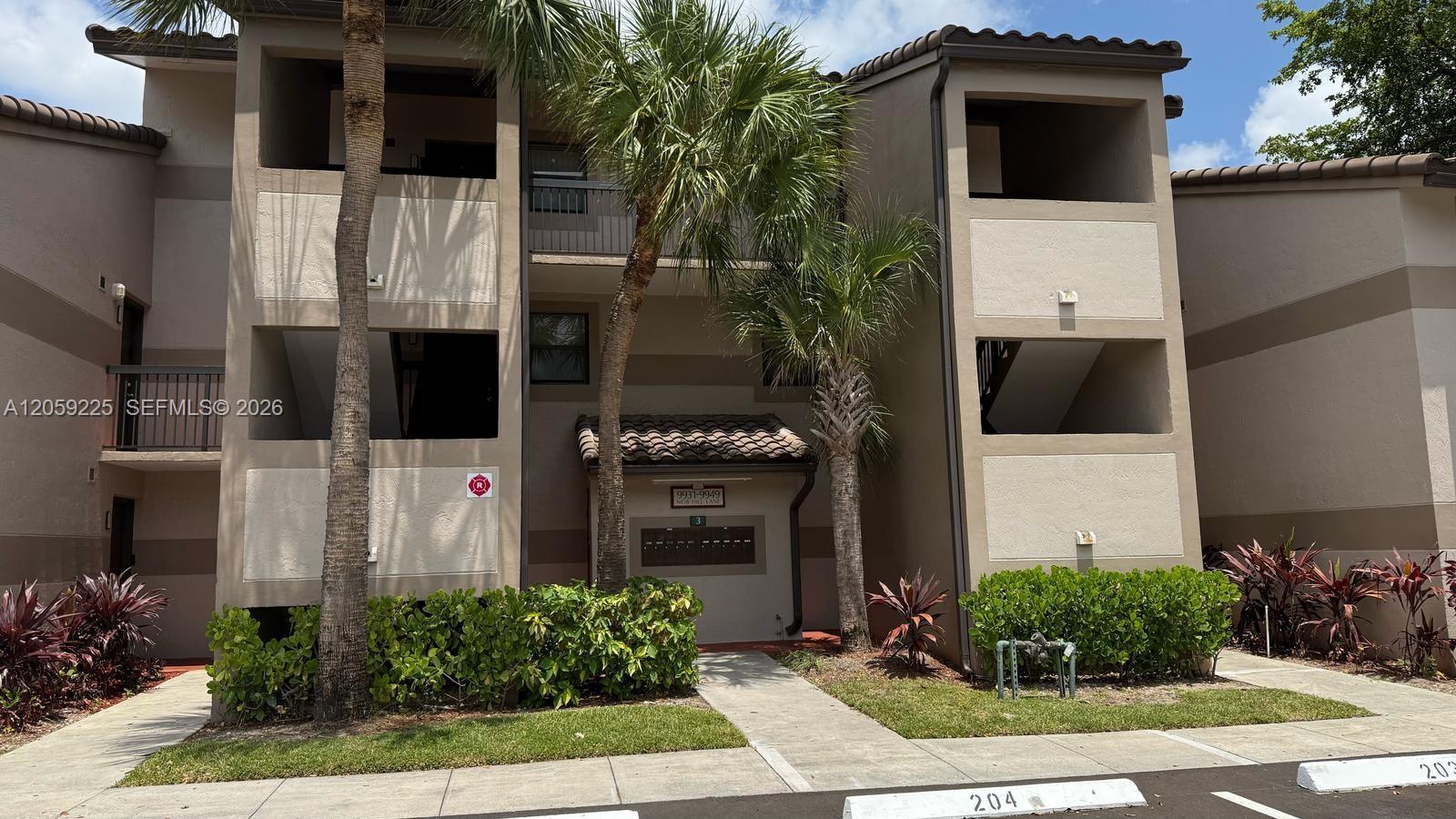 Listing photo 2 for 9933 Nob Hill Ln Unit#9933, Sunrise, FL, 33351