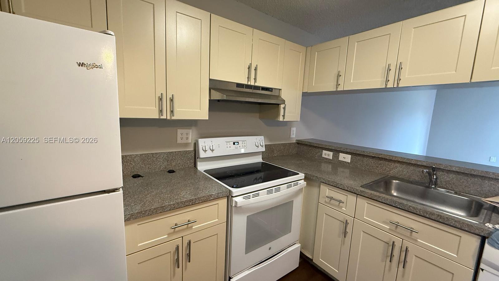 Listing photo 7 for 9933 Nob Hill Ln Unit#9933, Sunrise, FL, 33351