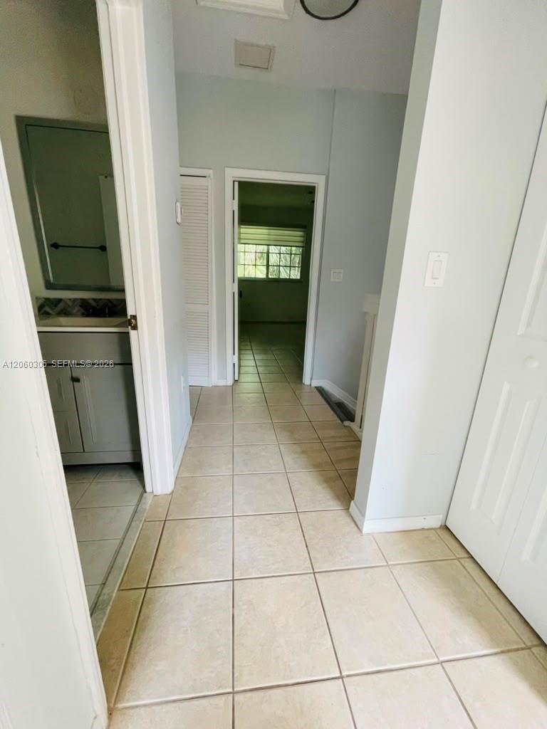 Listing photo 14 for 790 SW 107th Ave Unit#301, Pembroke Pines, FL, 33025