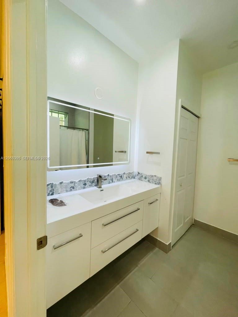 Listing photo 9 for 790 SW 107th Ave Unit#301, Pembroke Pines, FL, 33025