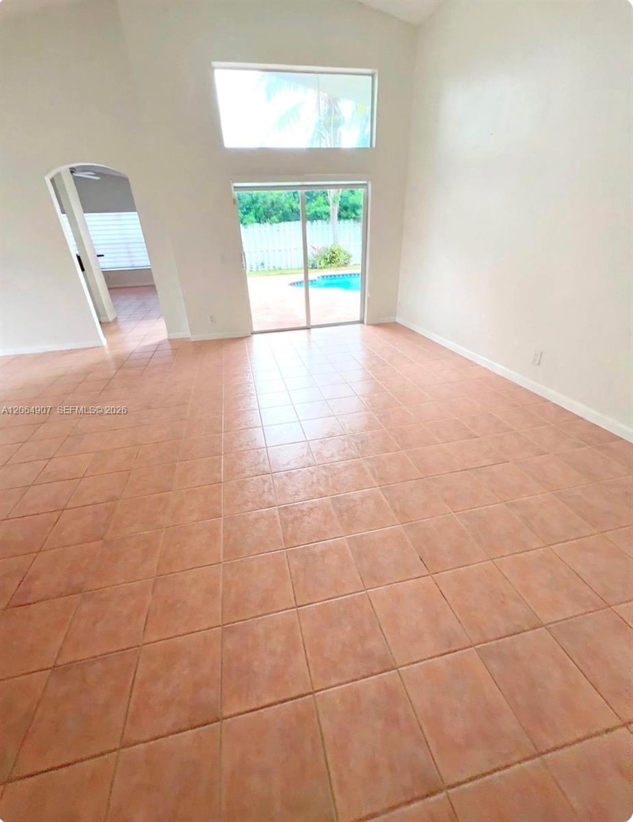 Listing photo 2 for 1064 Cedar Falls Dr Unit#n/a, Weston, FL, 33327