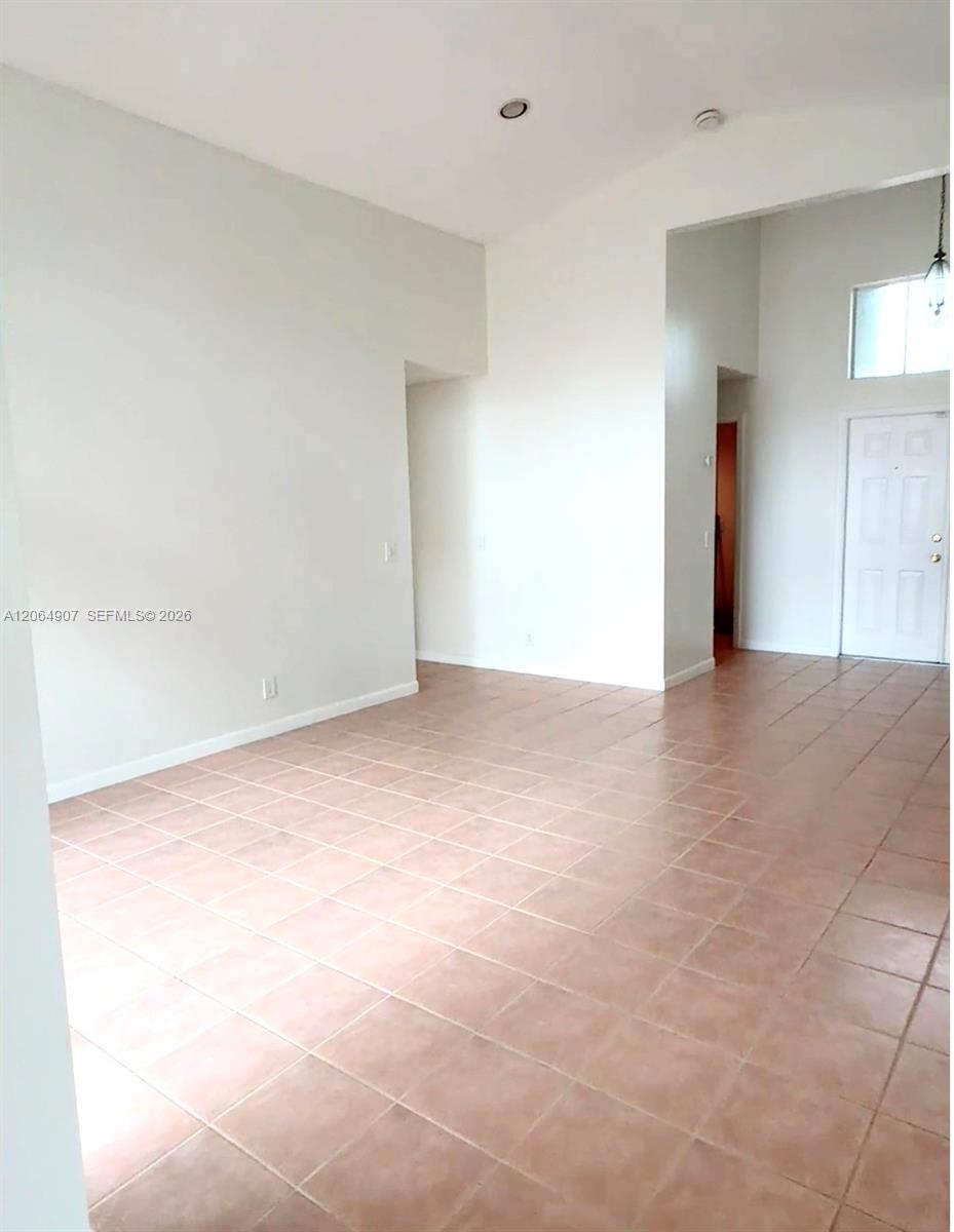Listing photo 3 for 1064 Cedar Falls Dr Unit#n/a, Weston, FL, 33327