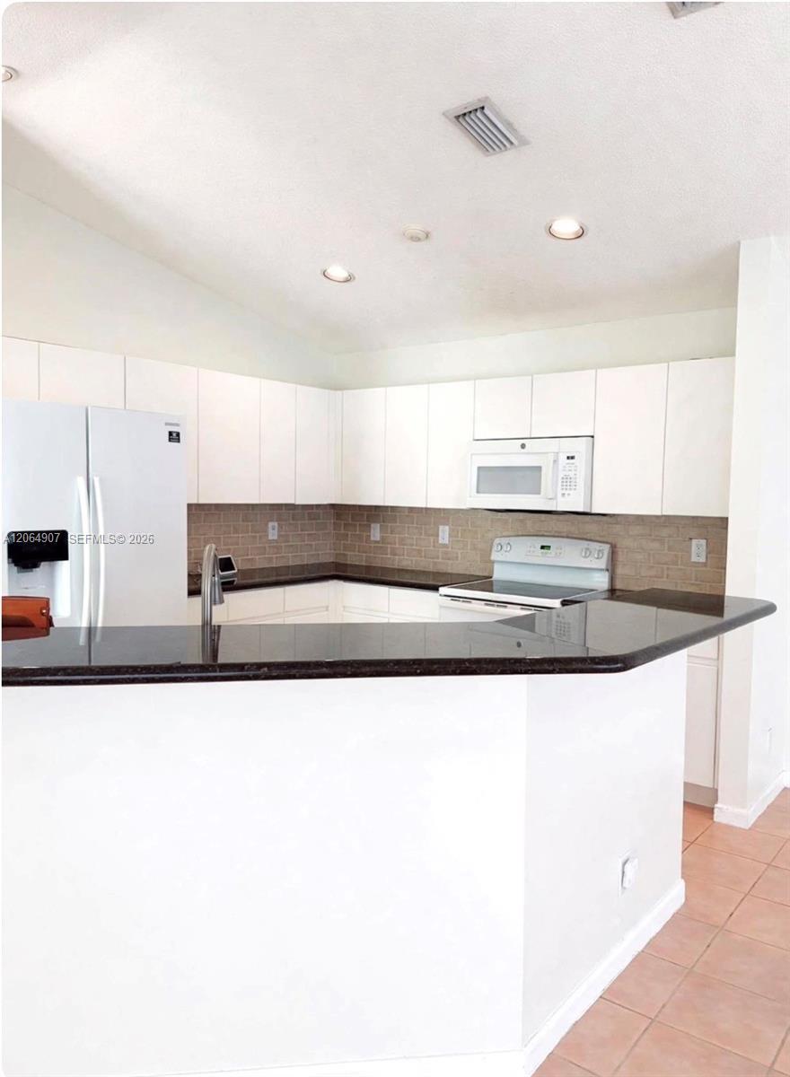 Listing photo 9 for 1064 Cedar Falls Dr Unit#n/a, Weston, FL, 33327