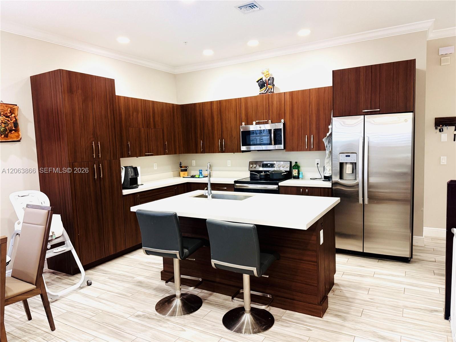 Listing photo 10 for 12403 NW 18th Ct Unit#12403, Pembroke Pines, FL, 33028
