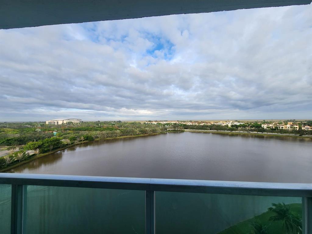 Listing photo 4 for 2681 N FLAMINGO Road Unit#1104 S, Sunrise, FL, 33323