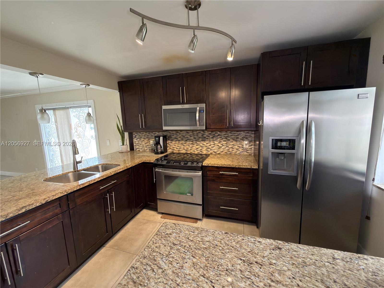 Listing photo 1 for 320 Racquet Club Rd Unit#104, Weston, FL, 33326