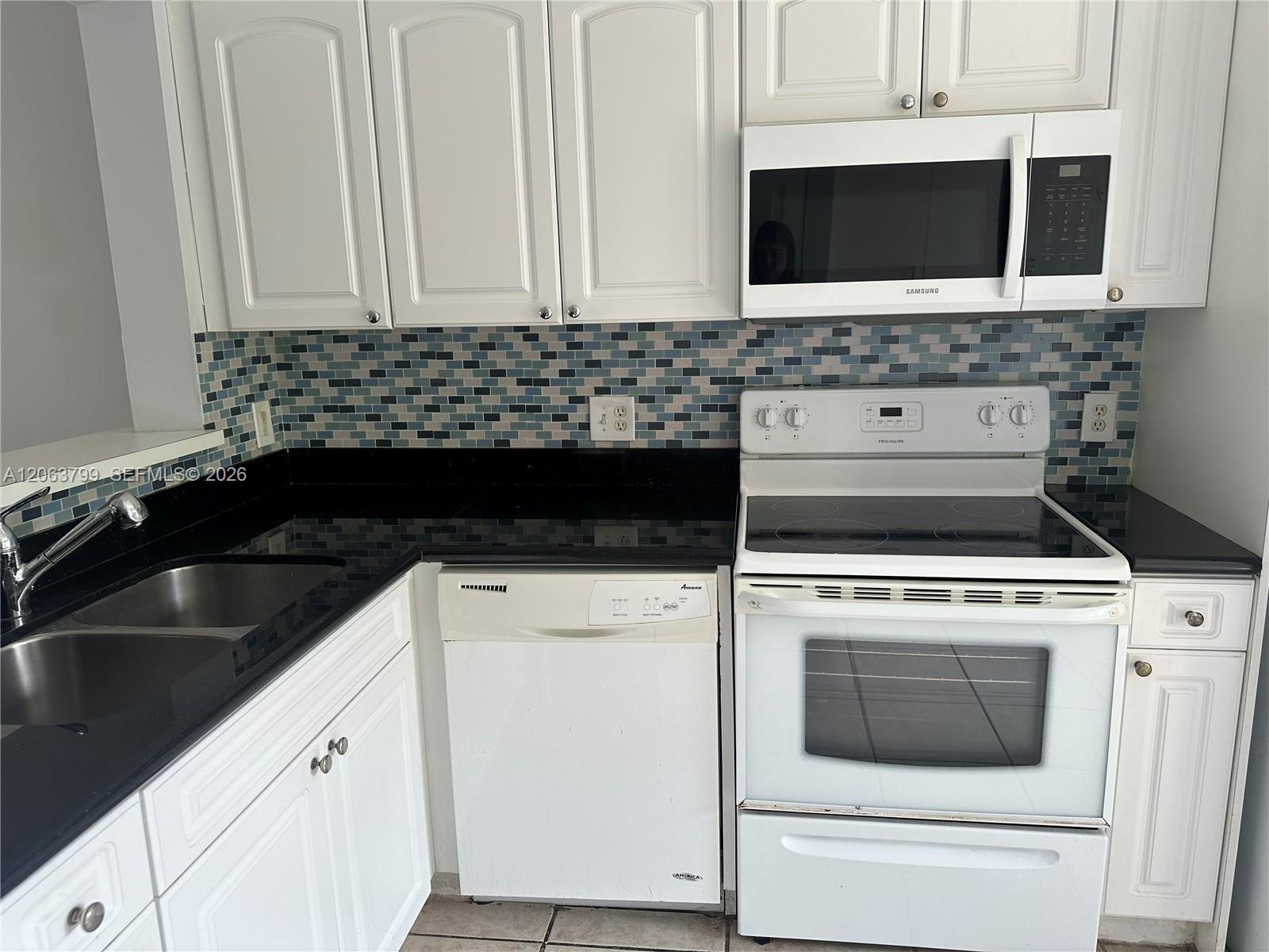 Listing photo 12 for 7830 NW 6th St Unit#204, Pembroke Pines, FL, 33024