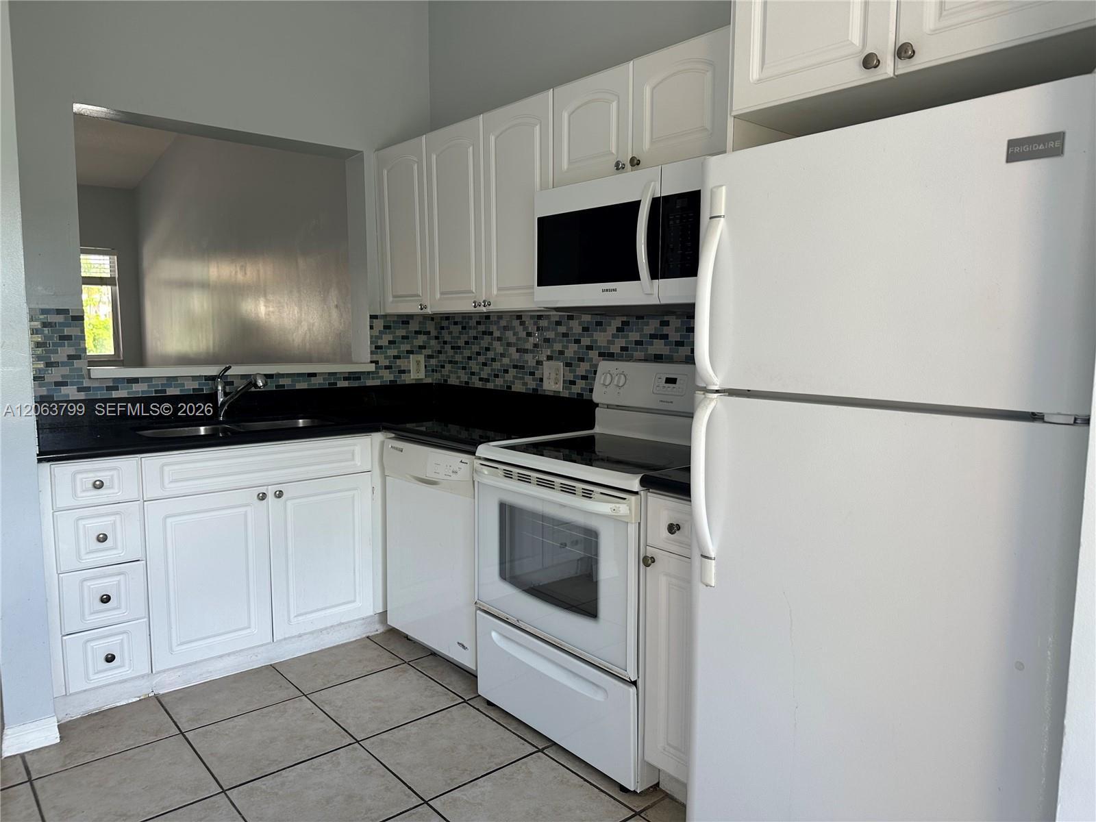Listing photo 13 for 7830 NW 6th St Unit#204, Pembroke Pines, FL, 33024