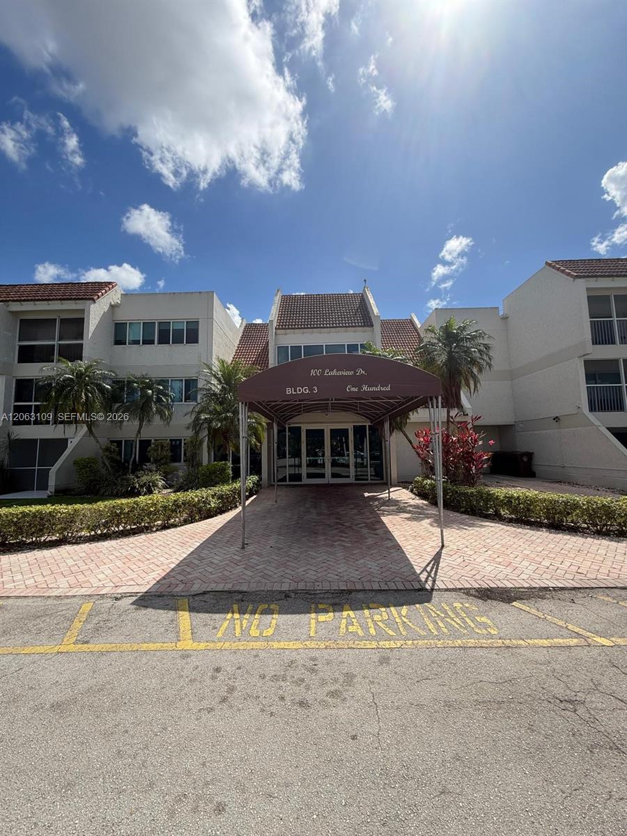 Listing photo 1 for 100 Lakeview Dr Unit#214, Weston, FL, 33326