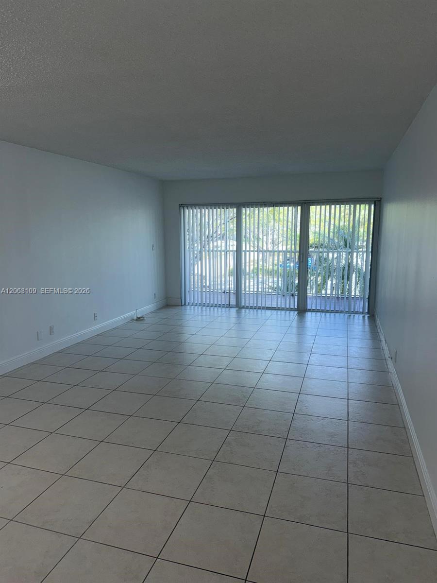 Listing photo 3 for 100 Lakeview Dr Unit#214, Weston, FL, 33326