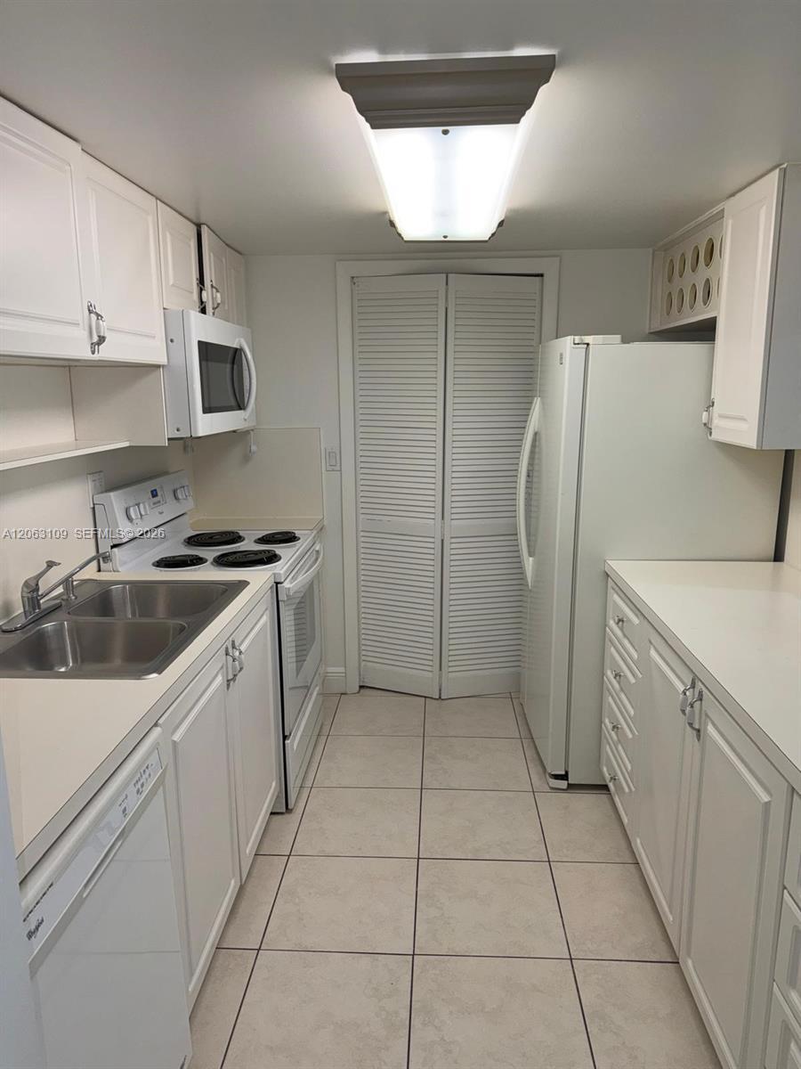 Listing photo 5 for 100 Lakeview Dr Unit#214, Weston, FL, 33326