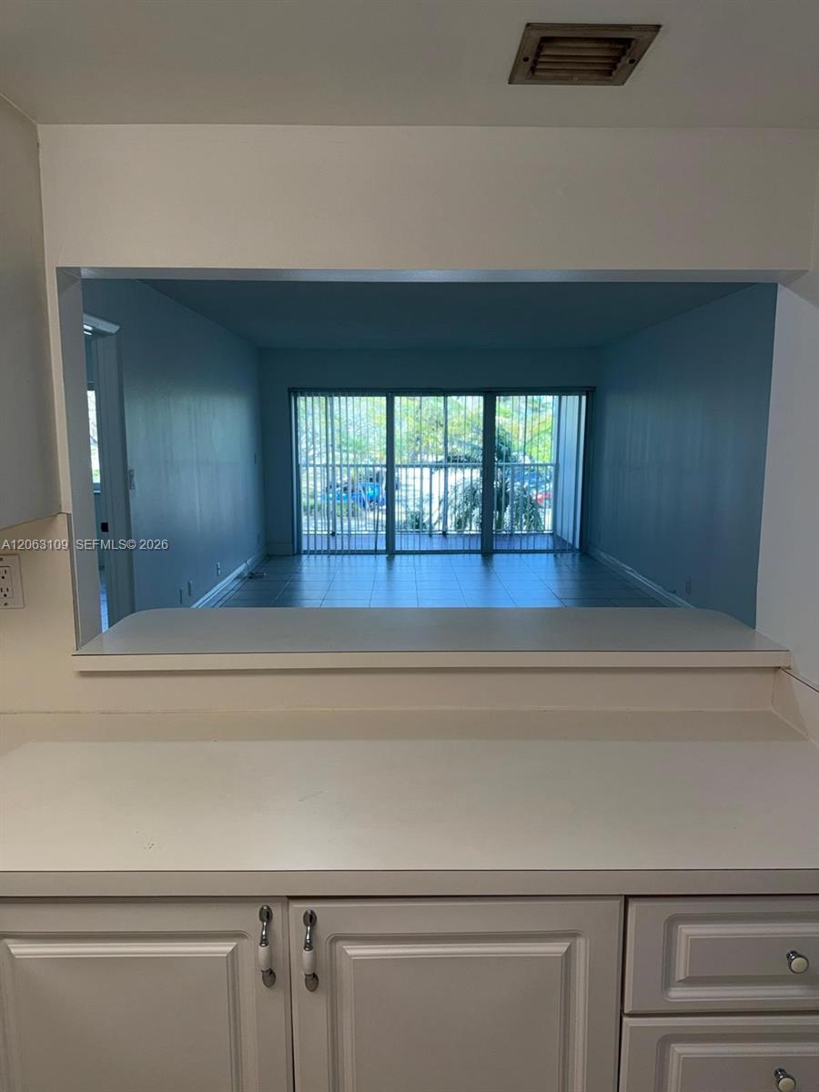 Listing photo 6 for 100 Lakeview Dr Unit#214, Weston, FL, 33326