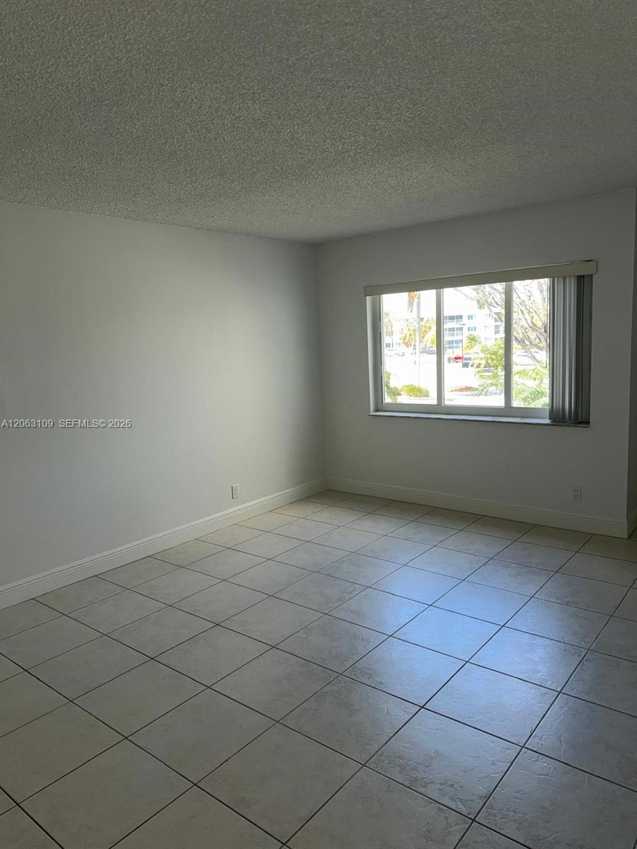 Listing photo 7 for 100 Lakeview Dr Unit#214, Weston, FL, 33326
