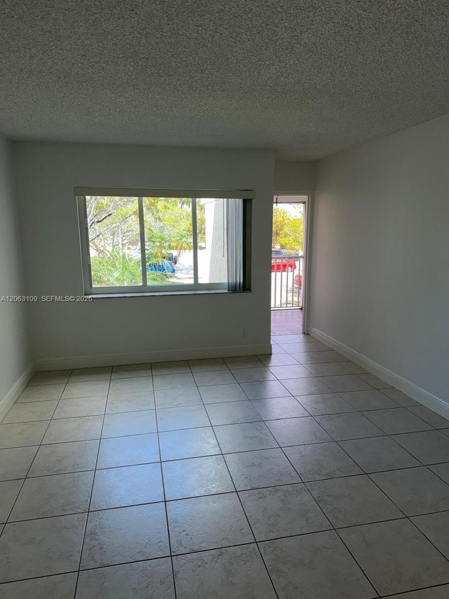 Listing photo 8 for 100 Lakeview Dr Unit#214, Weston, FL, 33326
