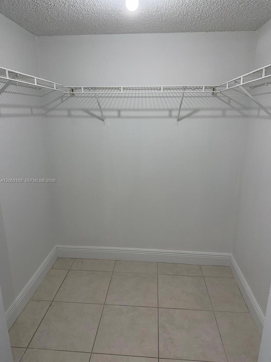 Listing photo 9 for 100 Lakeview Dr Unit#214, Weston, FL, 33326