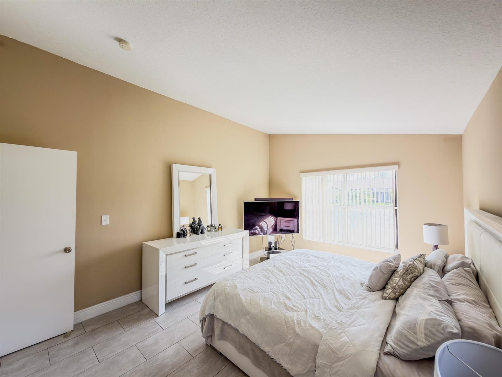 Listing photo 15 for 775 NW 165th Avenue, Pembroke Pines, FL, 33028