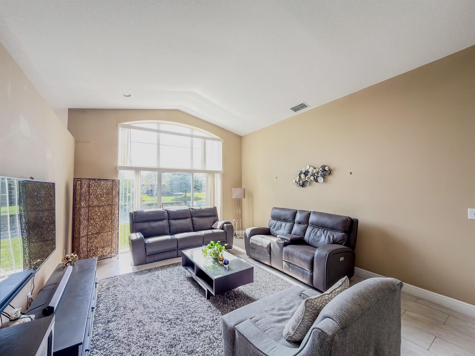 Listing photo 5 for 775 NW 165th Avenue, Pembroke Pines, FL, 33028