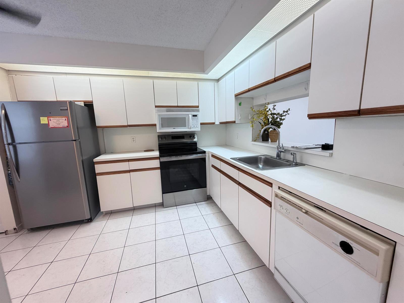 Listing photo 3 for 800 SW 125th Way Unit#308O, Pembroke Pines, FL, 33027