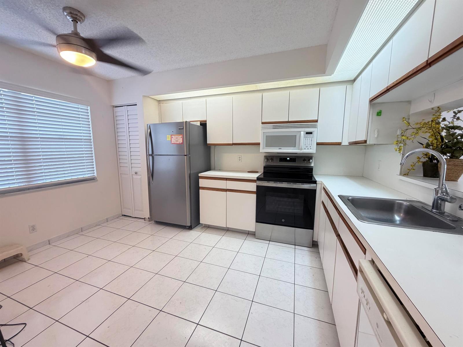 Listing photo 4 for 800 SW 125th Way Unit#308O, Pembroke Pines, FL, 33027