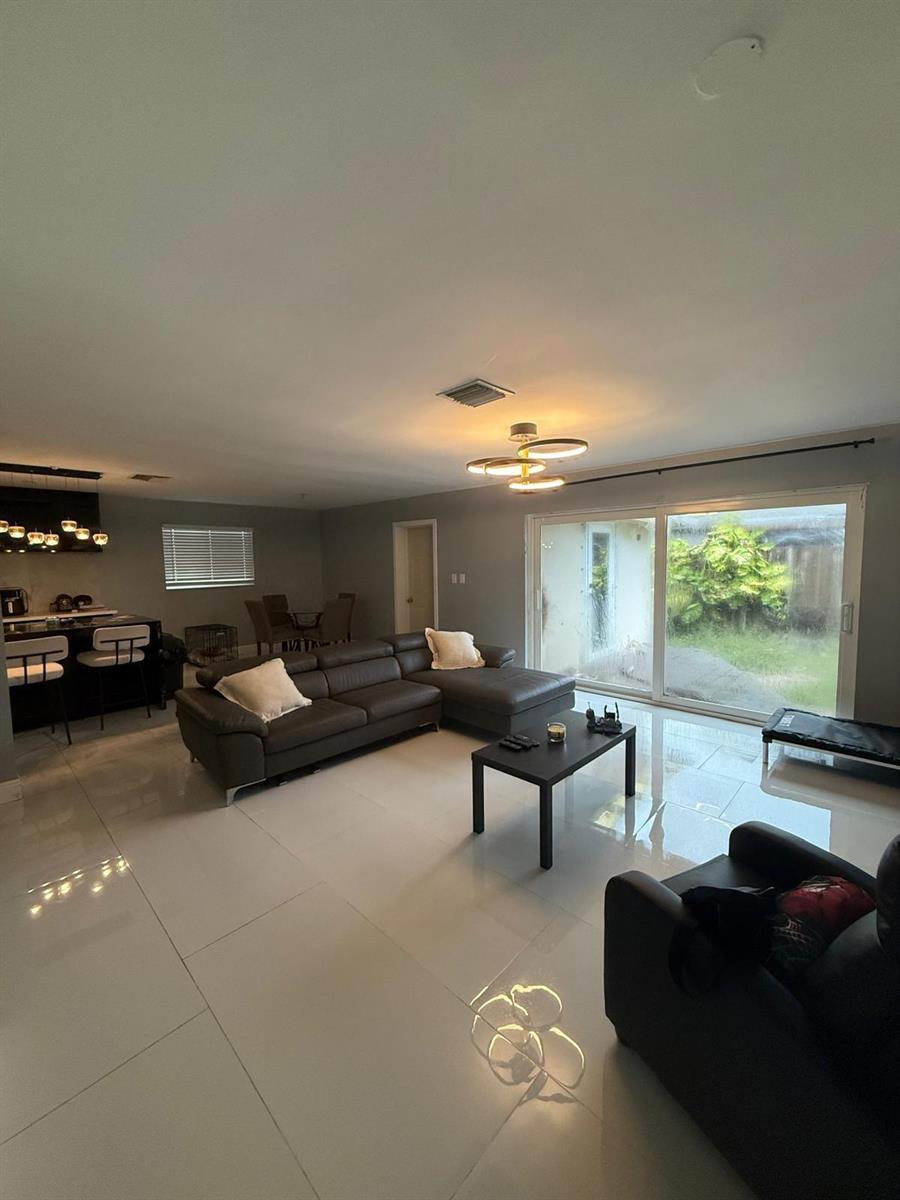 Listing photo 4 for 9321 NW 35TH Manor, Sunrise, FL, 33351
