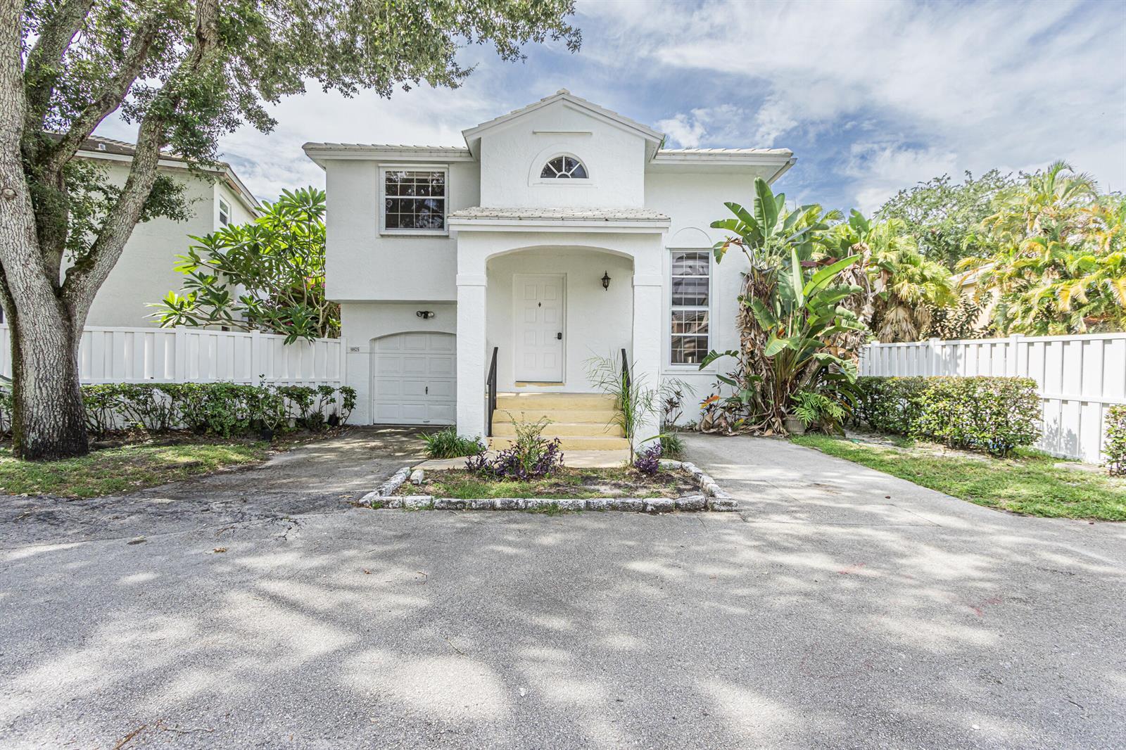 Listing photo 1 for 9825 NW 2nd Court, Plantation, FL, 33324