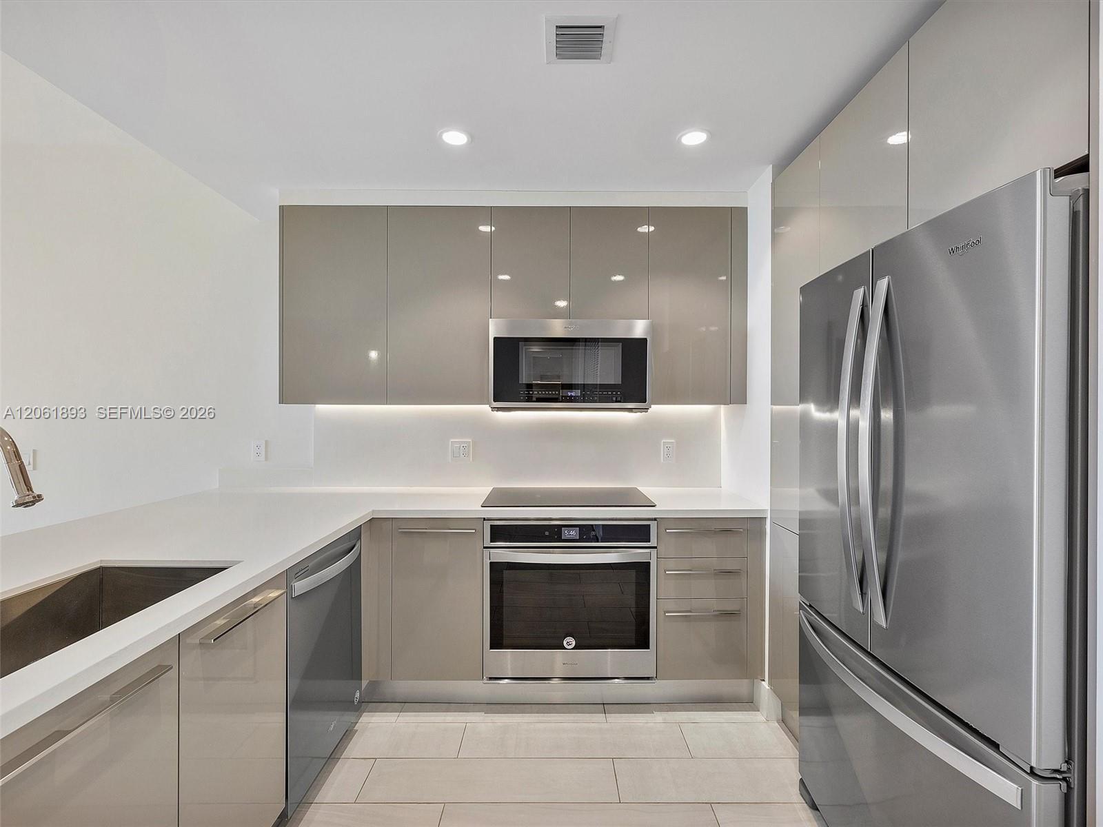 Listing photo 2 for 2000 Metropica Way Unit#502, Sunrise, FL, 33323