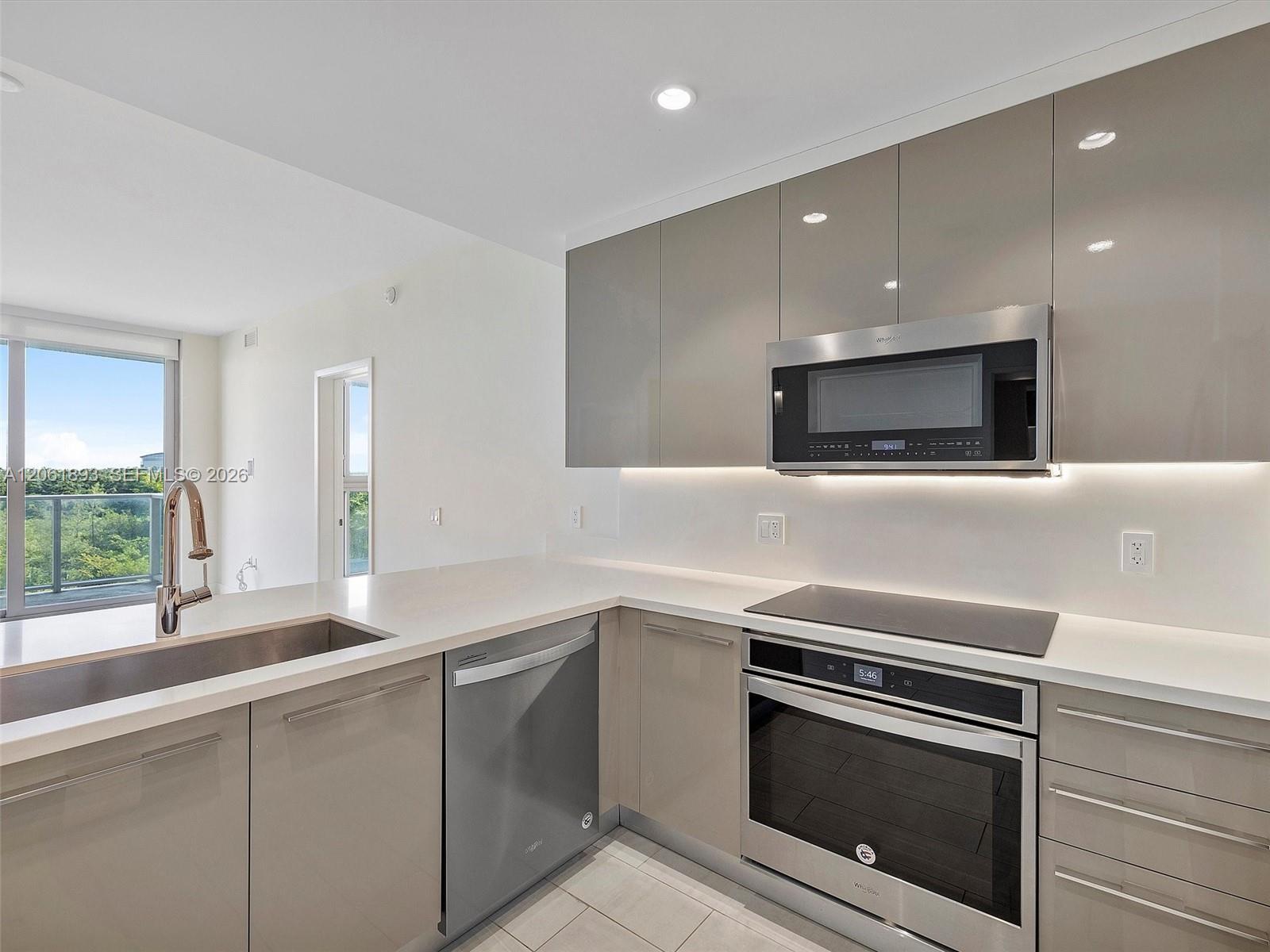 Listing photo 3 for 2000 Metropica Way Unit#502, Sunrise, FL, 33323