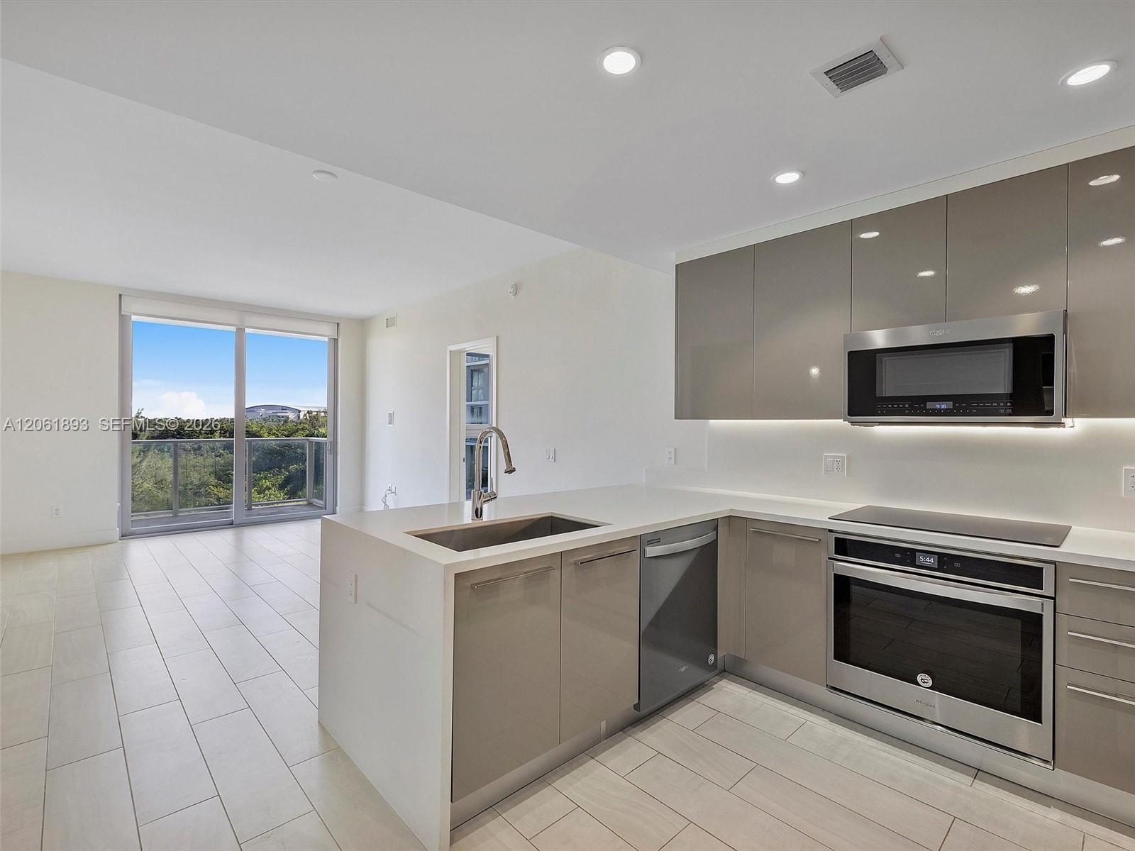 Listing photo 4 for 2000 Metropica Way Unit#502, Sunrise, FL, 33323
