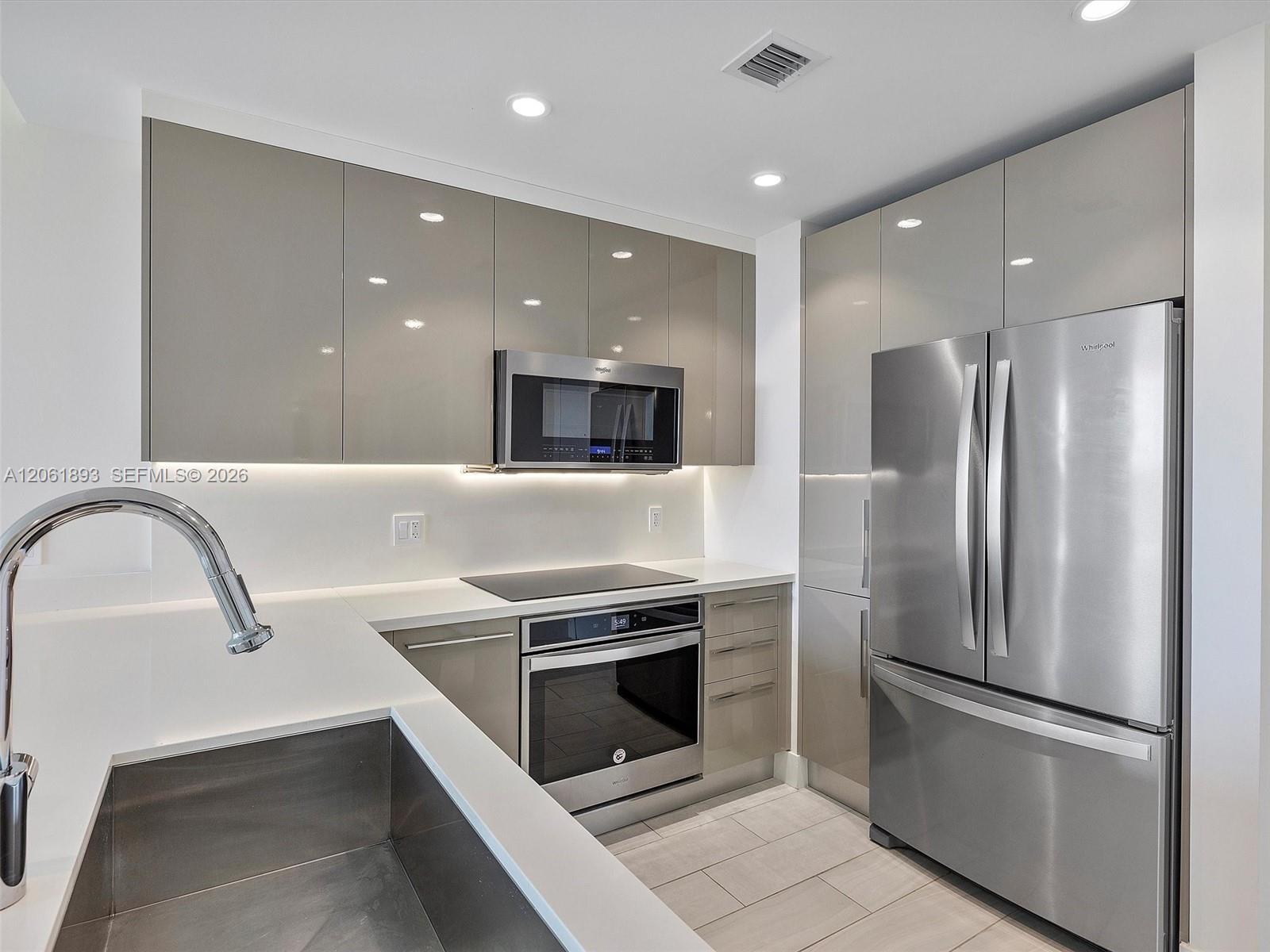 Listing photo 5 for 2000 Metropica Way Unit#502, Sunrise, FL, 33323