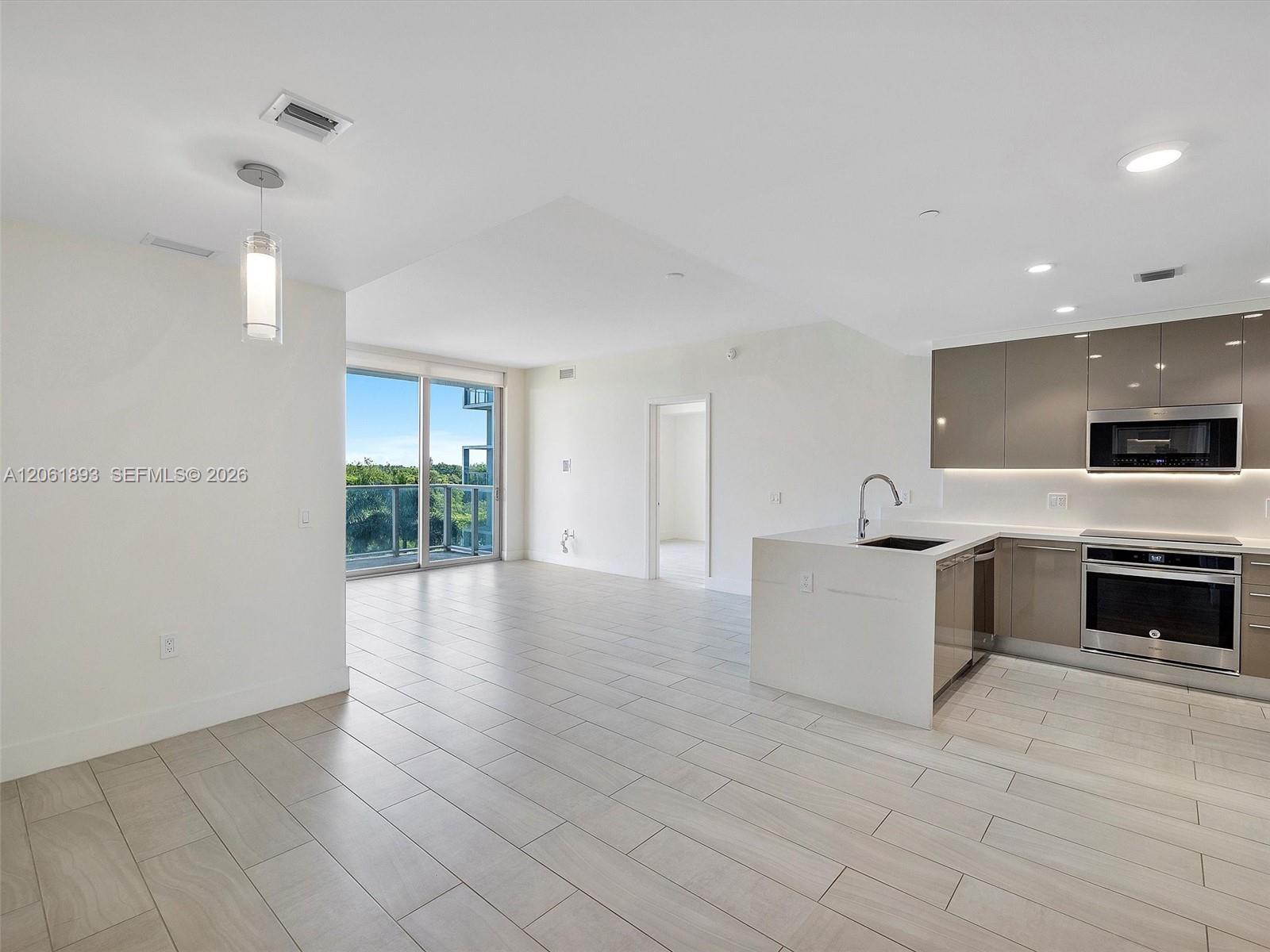 Listing photo 6 for 2000 Metropica Way Unit#502, Sunrise, FL, 33323