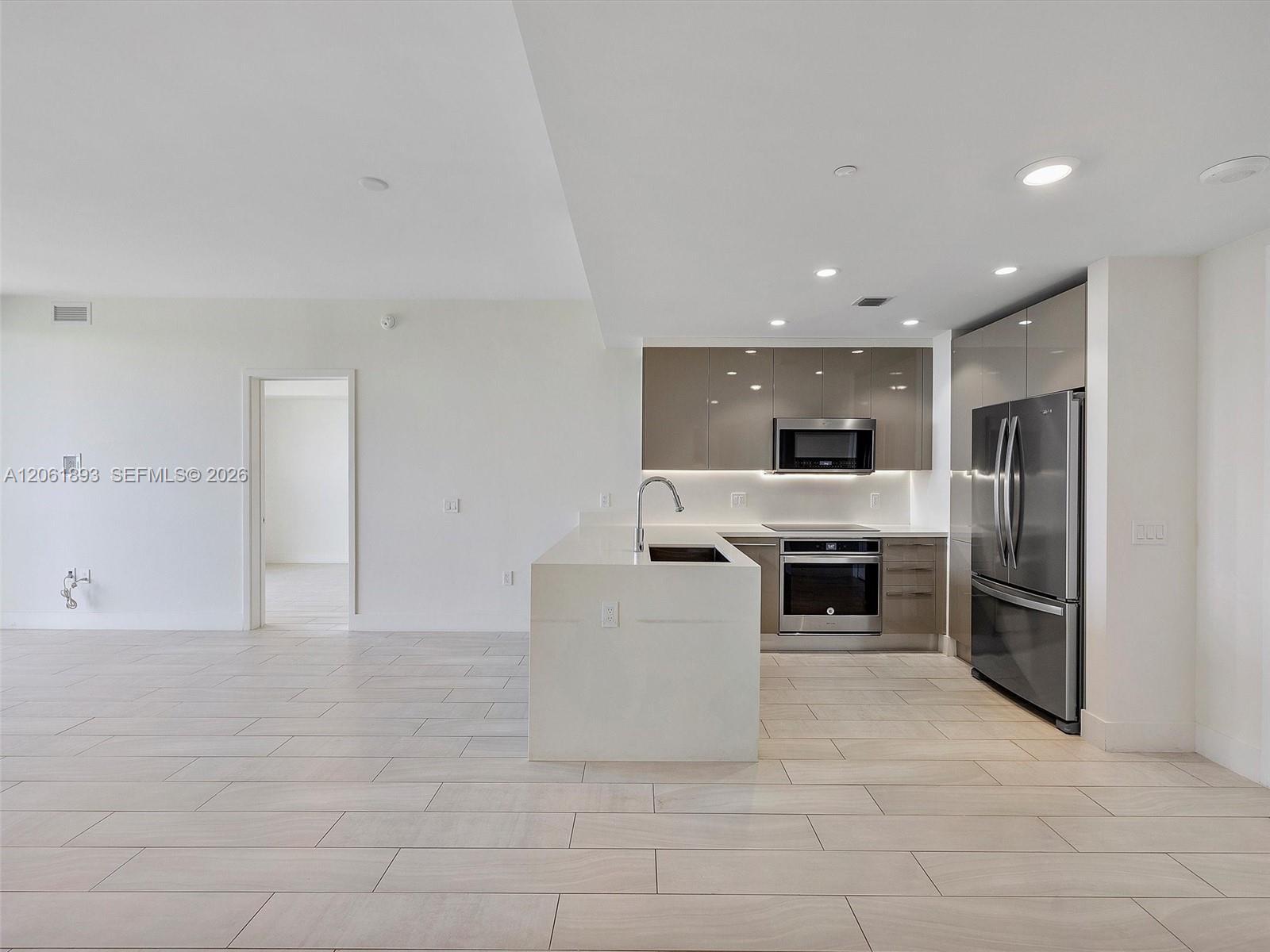 Listing photo 7 for 2000 Metropica Way Unit#502, Sunrise, FL, 33323