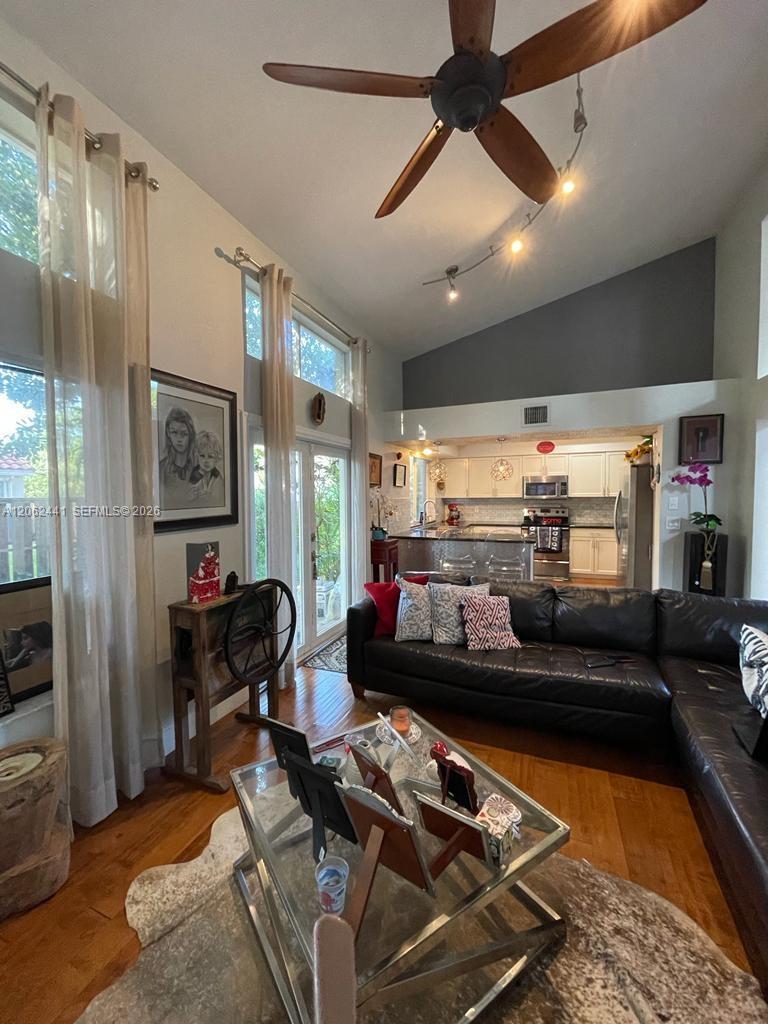 Listing photo 8 for 10157 NW 4th St Unit#1, Plantation, FL, 33324