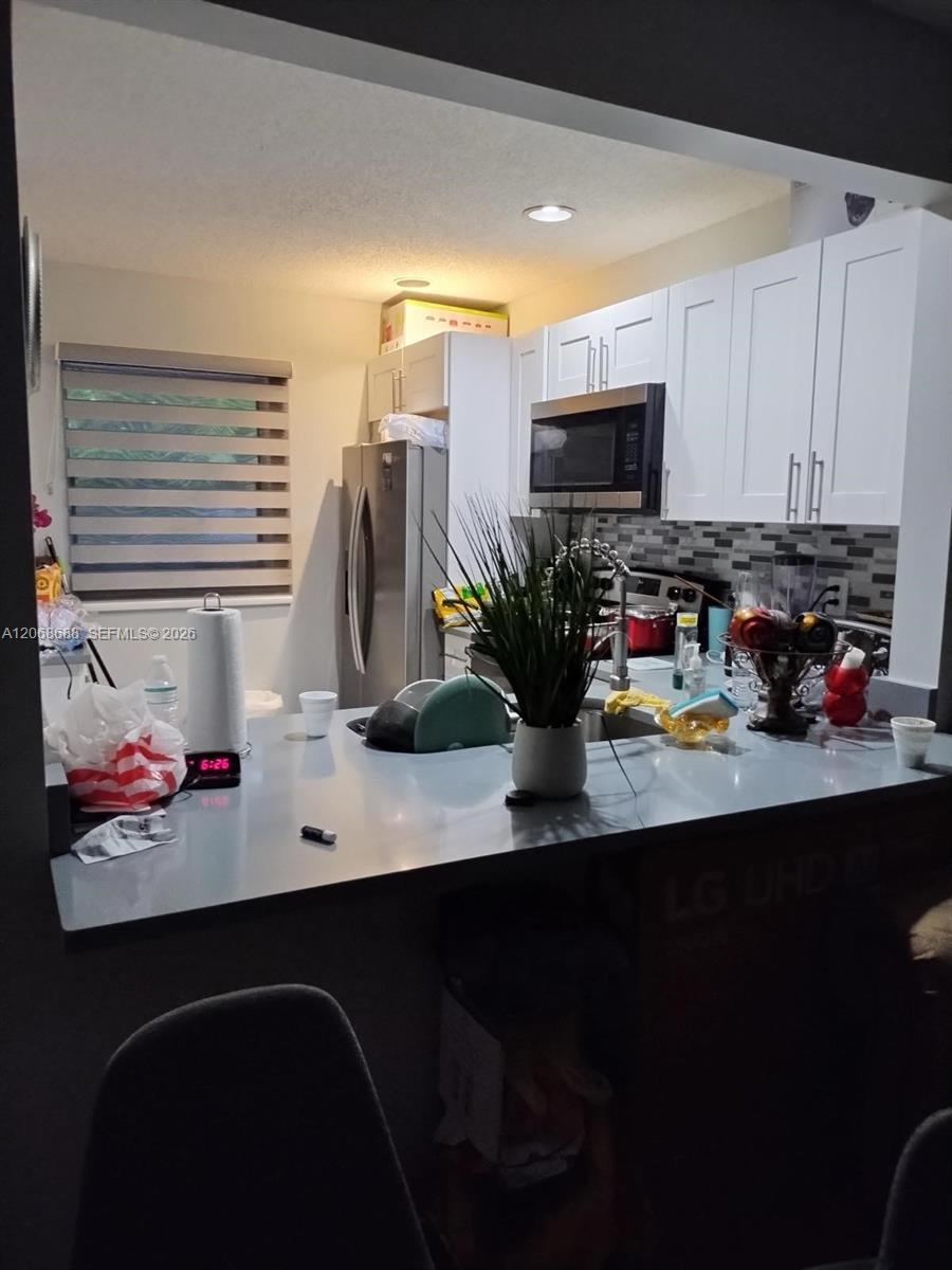 Listing photo 2 for 9218 NW 1 ST Unit#202, Pembroke Pines, FL, 33024