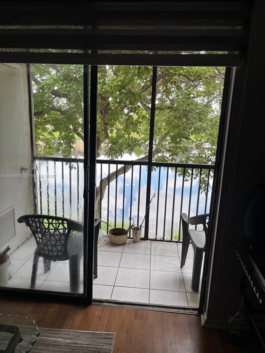 Listing photo 4 for 9218 NW 1 ST Unit#202, Pembroke Pines, FL, 33024